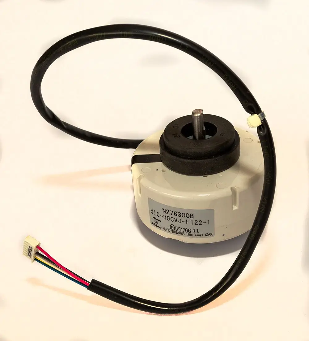 Motor mit runder Gehäuseform und Kabelanschluss, vermutlich für Heizungsanwendungen. Das Produkt könnte zu einer Daikin-Anlage gehören.